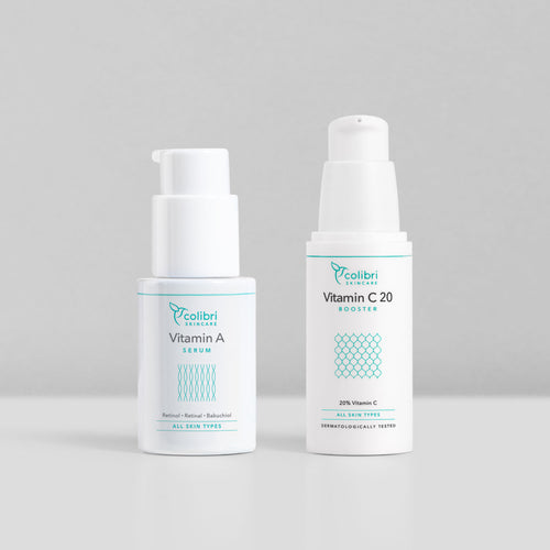 Zwei weiße Flaschen mit Pumpverschluss, beschriftet als Vitamin A Serum und Vitamin C 20 Booster, stehen nebeneinander.