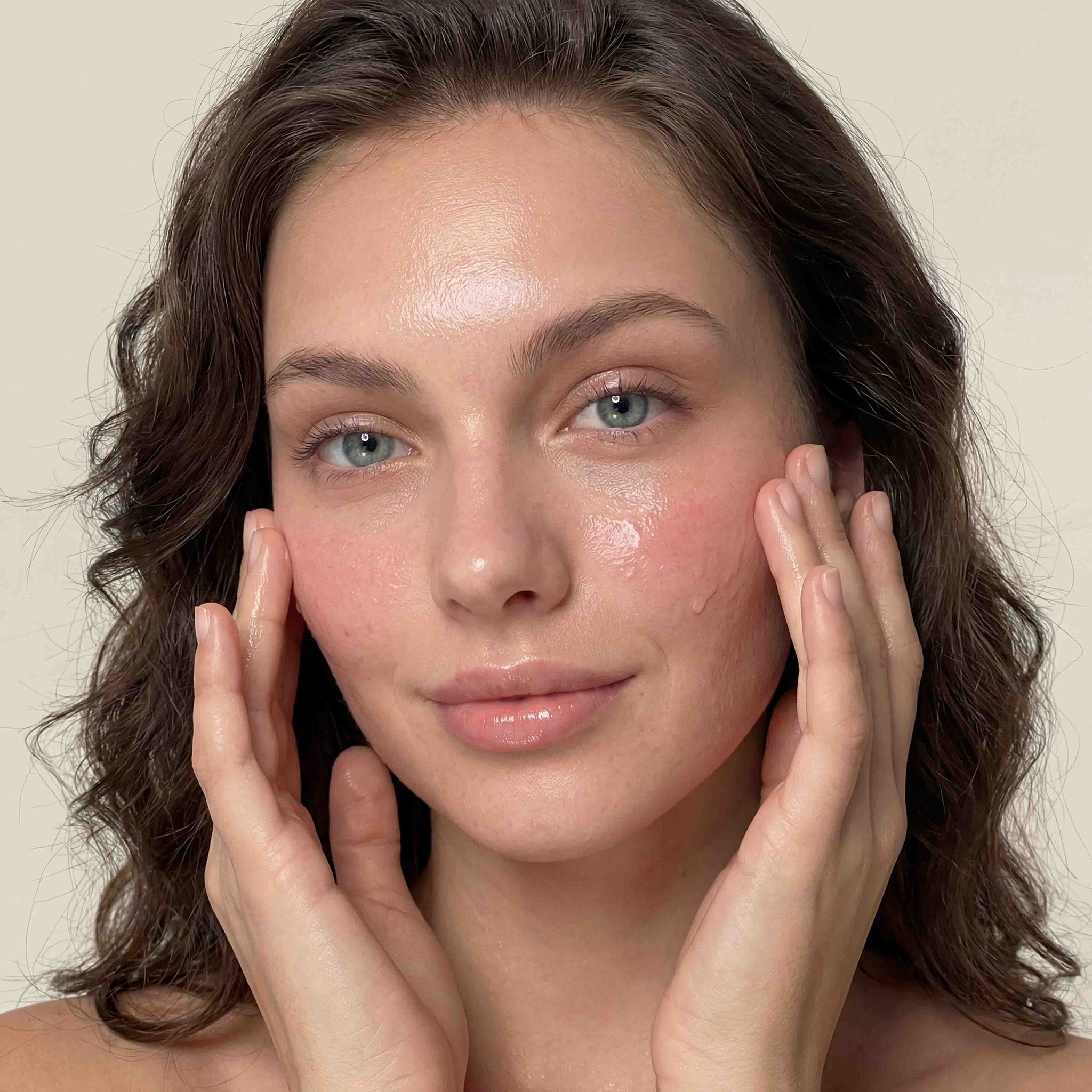 Person trägt colibri skincare Redness Control Booster auf Wangen auf