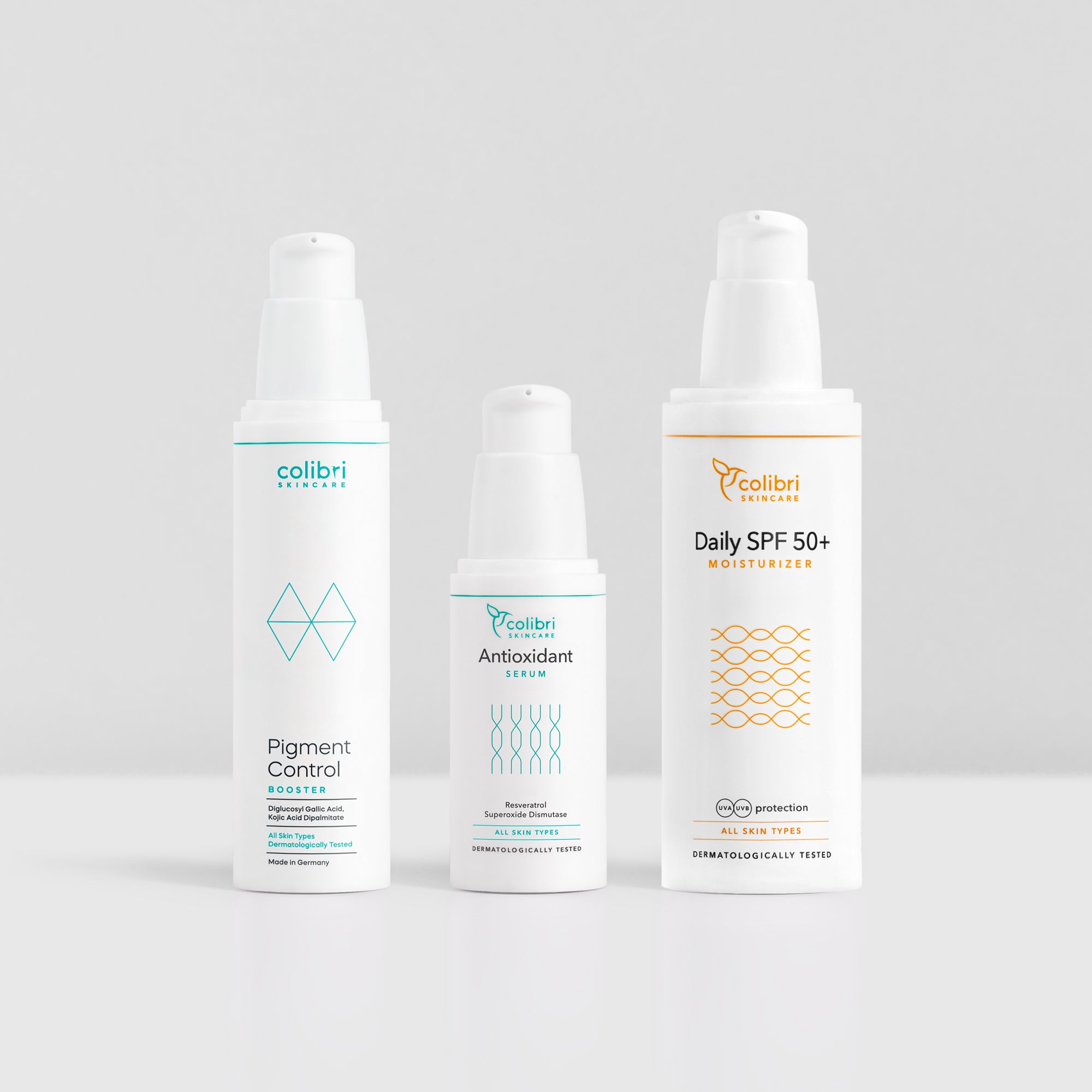 Drei Flaschen Hautpflegeprodukte mit der Aufschrift "Pigment Control", "Antioxidant Serum" und "Daily SPF 50+" auf weißem Hintergrund.