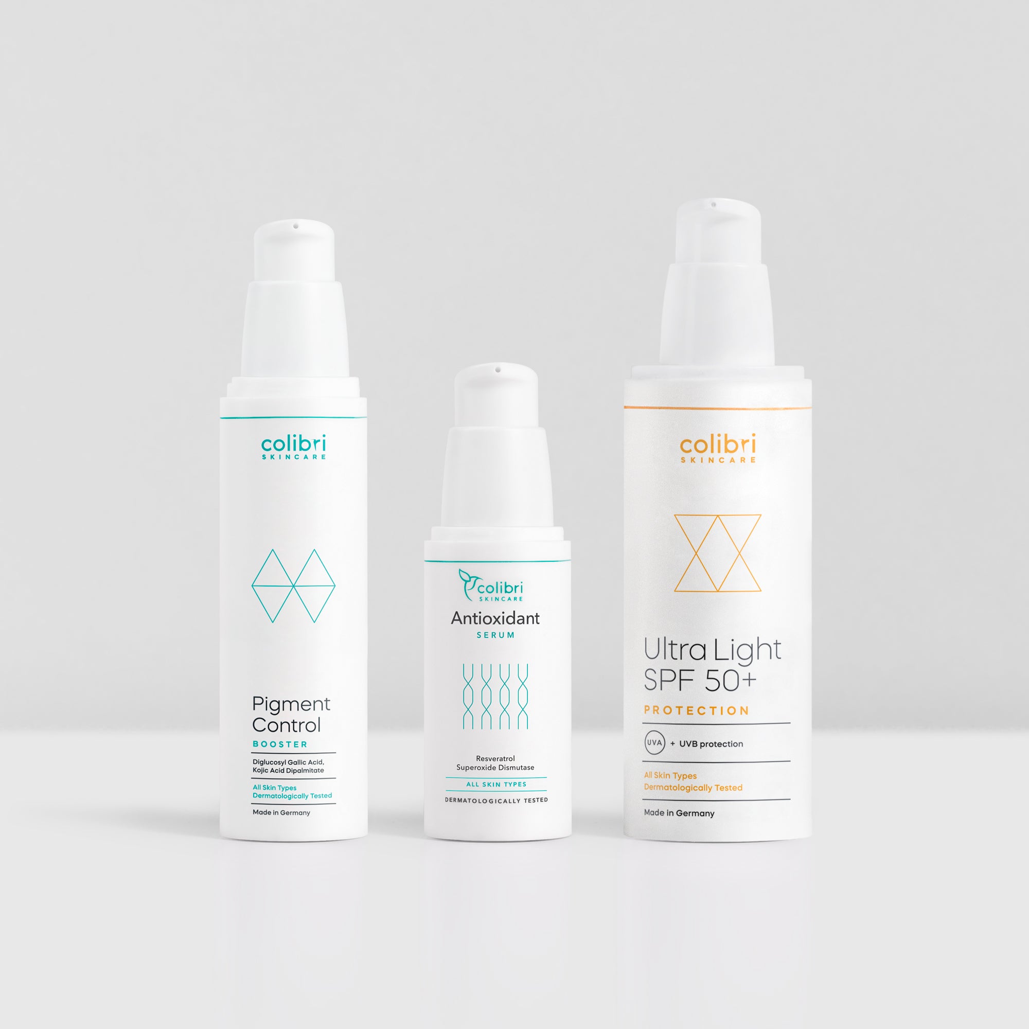 Drei Hautpflegeprodukte mit minimalistischen Designs; Pigment Control, Antioxidant Serum und Ultra Light SPF 50+ Protection.