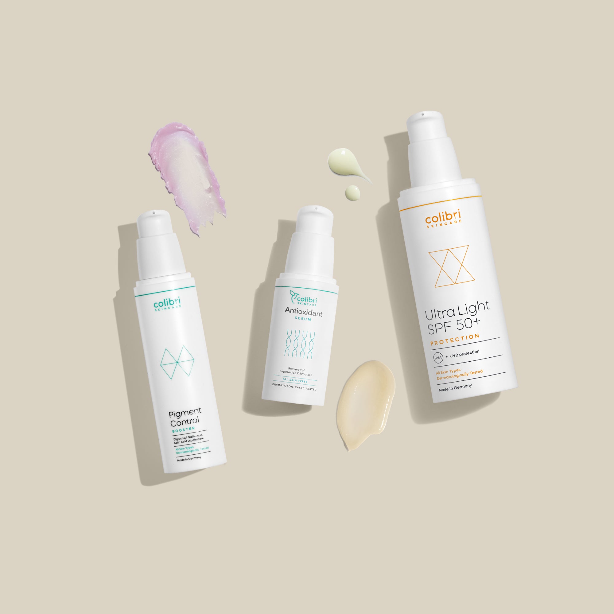 Drei Flaschen Hautpflegeprodukte auf beigem Hintergrund mit Farbflecken, darunter Pigment Control, Antioxidant Serum, SPF 50+.