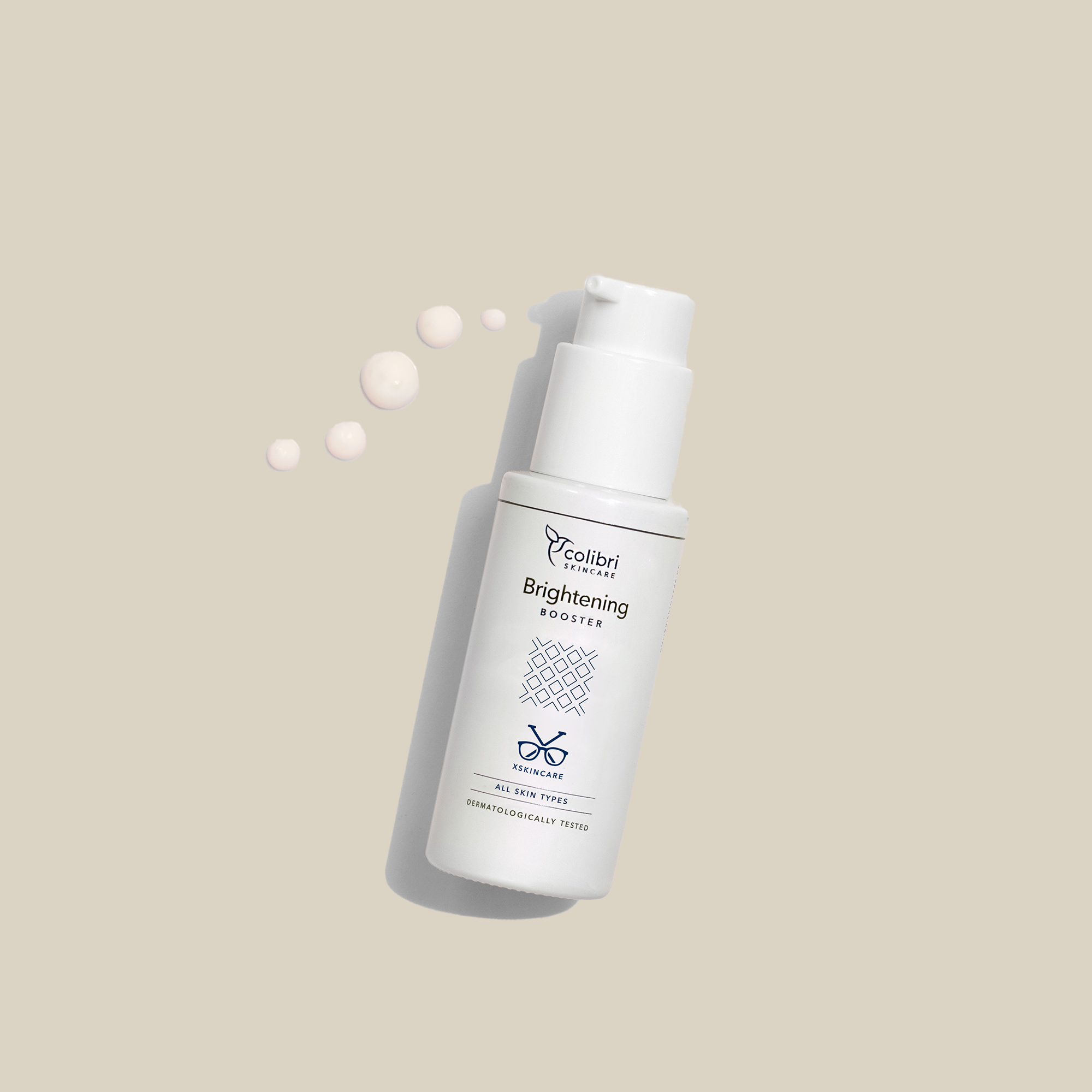 Weiße Flasche "Brightening Booster" mit Pumpe und Tropfen einer Lotion auf beigem Hintergrund.