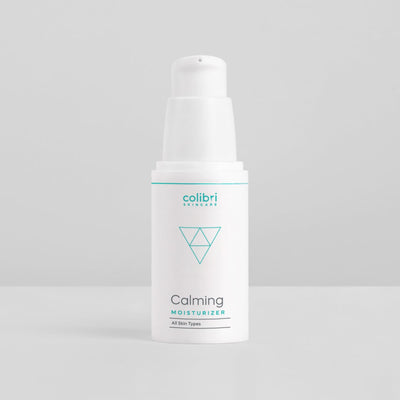 Weiße Flasche mit Pumpverschluss für "Calming Moisturizer" von Colibri Skincare, geeignet für alle Hauttypen.