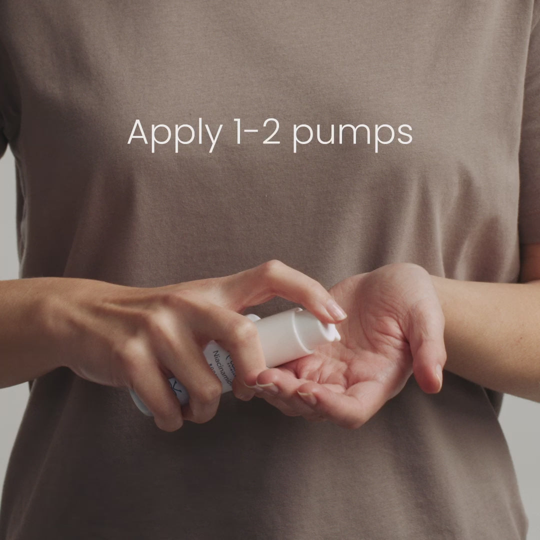 Person in braunem T-Shirt gibt aus Spenderflasche Lotion auf die Hand, neben Text "Apply 1-2 pumps".