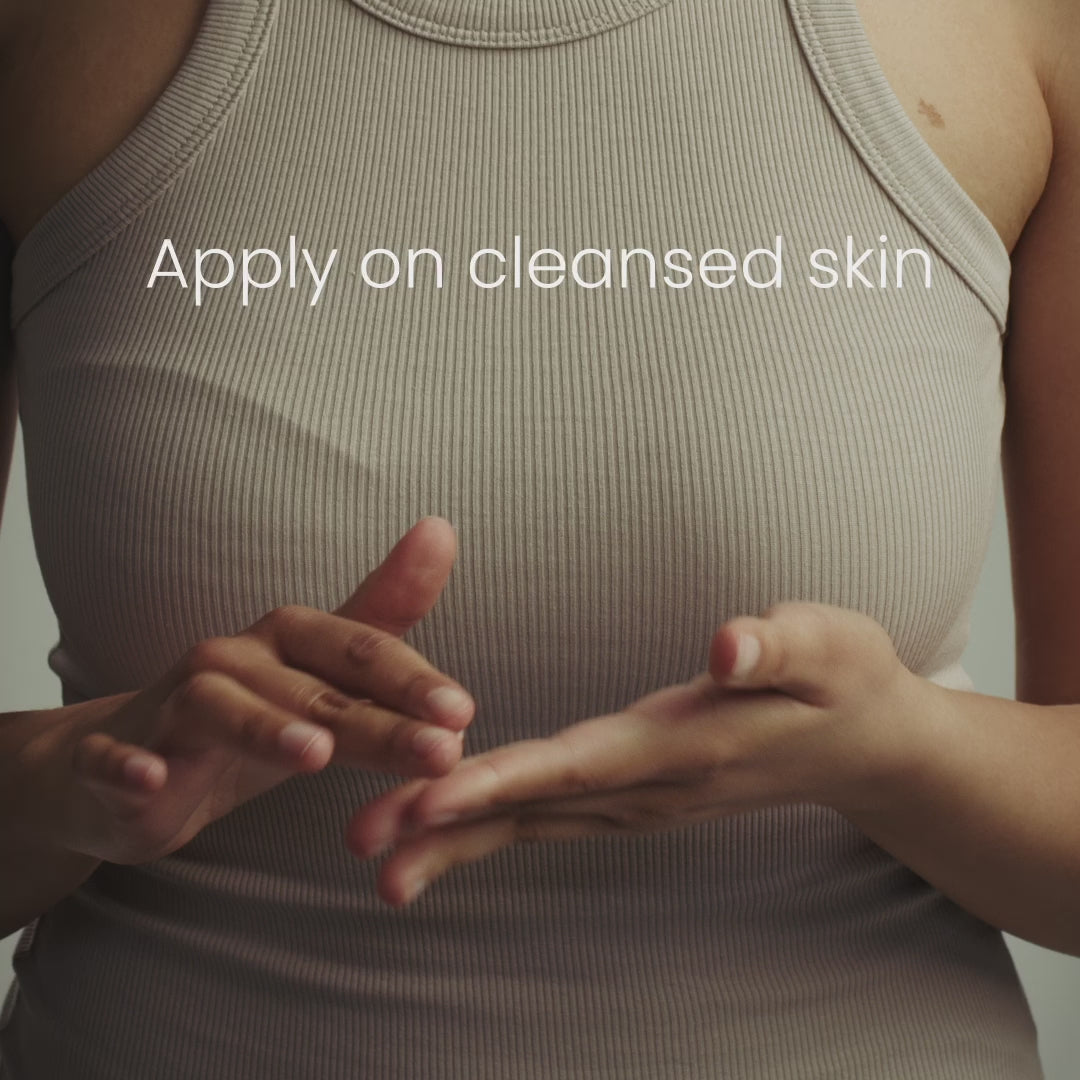 Eine Person in einem ärmellosen Oberteil reibt ihre Hände, darüber steht "Apply on cleansed skin".