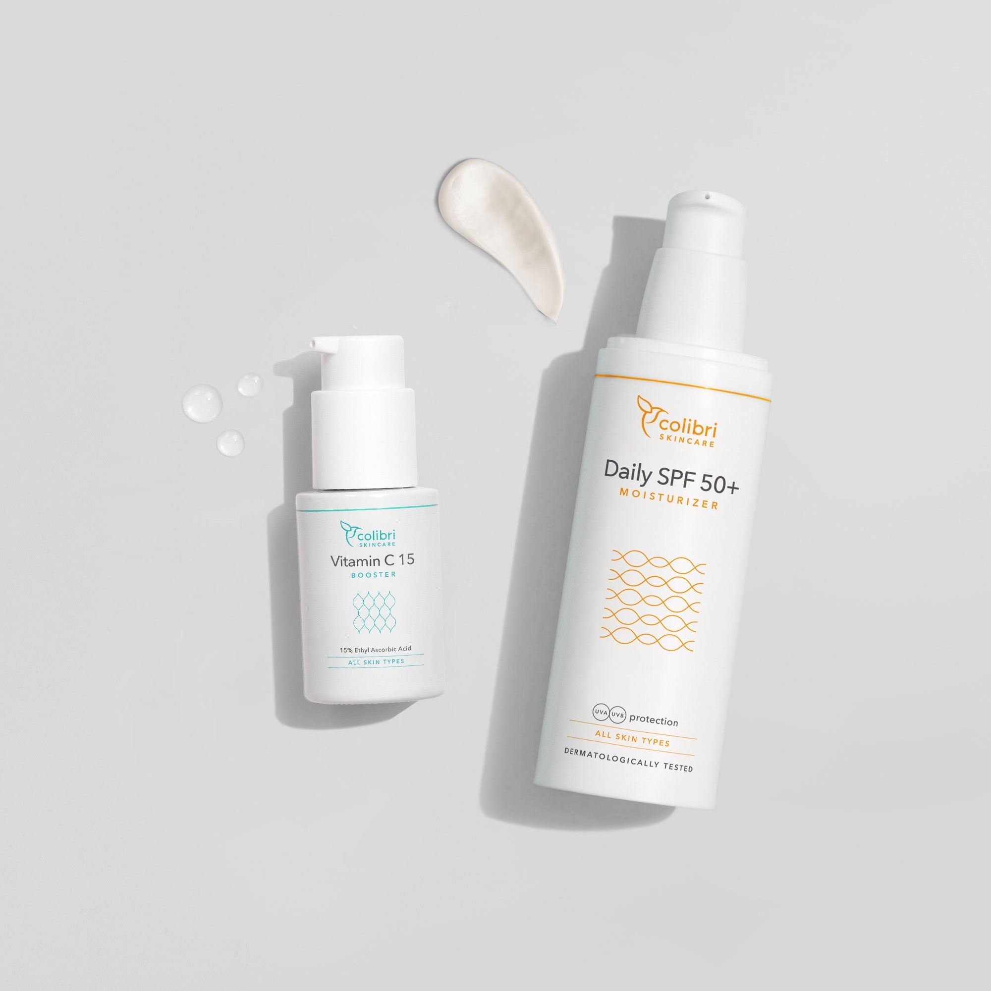 Zwei Hautpflegeprodukte mit Pumpverschluss und Creme auf grauem Hintergrund, links Vitamin C 15, rechts SPF 50+ Feuchtigkeitscreme.