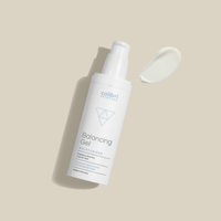 Ein weißer Spender mit "Balancing Gel Moisturizer" auf beigem Hintergrund, daneben ein Klecks des Gels.