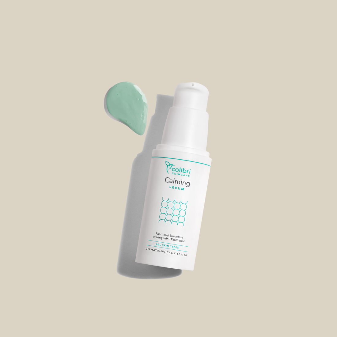Weiße Flasche mit der Aufschrift "Calming Serum" auf beigem Hintergrund mit grünem Gel neben der Flasche.