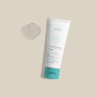 Tube mit Purifying Gel Cleanser neben einem Klecks Gel auf einem beigen Hintergrund.