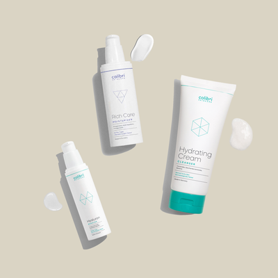 Hydrating Cream Cleanser, Hyaluron Booster und Rich Care Moisturizer liegend