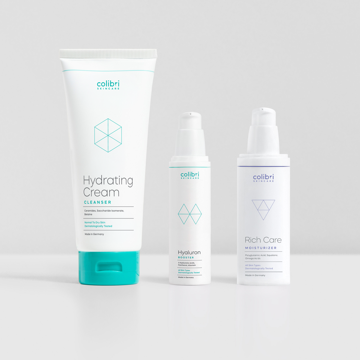 Hydrating Cream Cleanser, Hyaluron Booster und Rich Care Moisturizer stehend